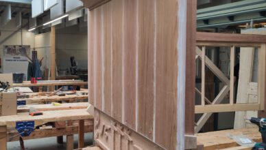 Het reclamebord, bovenop het deurkalf