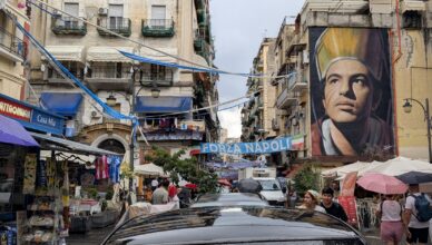 Straatbeeld Napels met mural van de Nederlands-Napolitaanse kunstenaar Jorit Agoch, die San Gennaro afbeeldt.