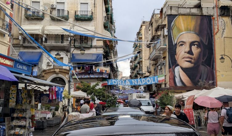 Straatbeeld Napels met mural van de Nederlands-Napolitaanse kunstenaar Jorit Agoch, die San Gennaro afbeeldt.